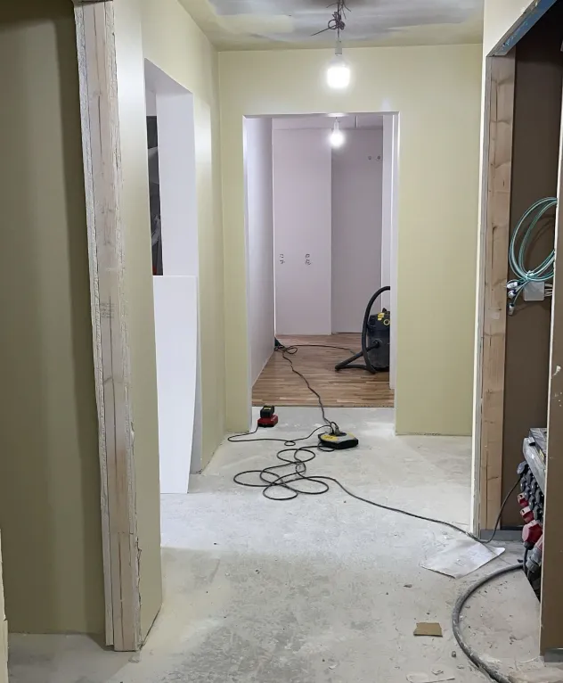 Pågående målningsarbete i hall
